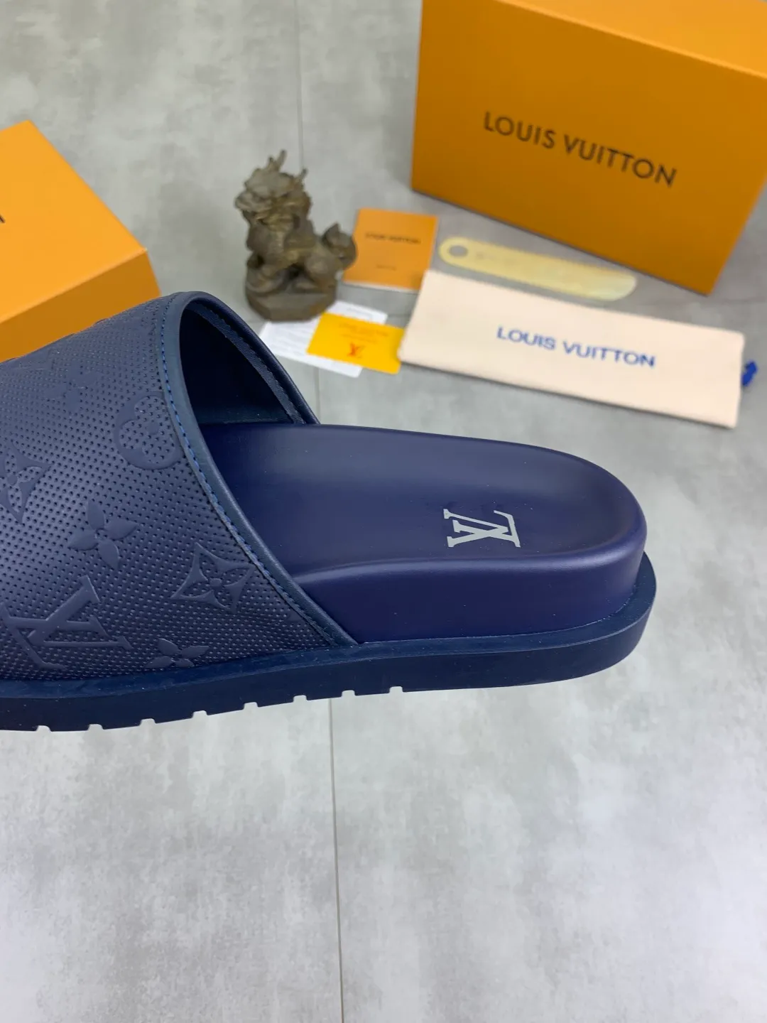 Men's shoes 💰P300💰【New style】🆘 Original quality 【LOUIS VUITTON】The popular Louis Vuitton LV men's slippers on the official website are on sale simultaneously! Original fabric imported from Italy, original factory special supply, code number: 38-44 (45 customized), many colors available